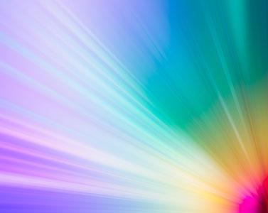 Drei freie Stühle. Der mittlere ist durch ein blaues Spotlight hervorgehoben